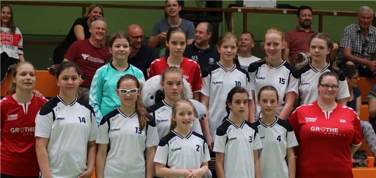 Vize-Rheinlandmeister TV Engers: Trainerin Janina Rau, Lisa Schmidt, Mayra Schuchmann, Lisa Skopek, Antonia Bösl, Alessia Tataranni, Kati Sibus, Trainerin Lara Dück (vorne, v. l.) sowie Olivia Seebach, Sinah Hammes, Maike Wernecke, Lorena Bandoch und Emilia Kublik (hinten, v. l.).  privat