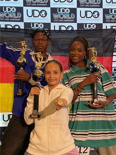 Emma Pinger ist Hip-Hop-Weltmeisterin Vize-Weltmeister Jefferson und Laurence Rossignoll (hinten), Weltmeisterin Emma Pinger mit Weltmeisterring.
