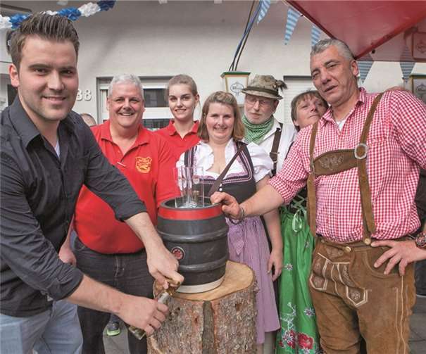Vizebürgermeister Christian Stock (l.) eröffnete mit dem Fassanstich die diesjährige Kirmes in Niederbachem, tatkräftig unterstützt vom Vorstand der Karnevalsgesellschaft Rot-Gold Niederbachem um den Vorsitzenden Marco Janitzki, Geschäftsführerin Jacqueline Janitzki und dem zweiten Vorsitzenden Roman Waldow. Jost