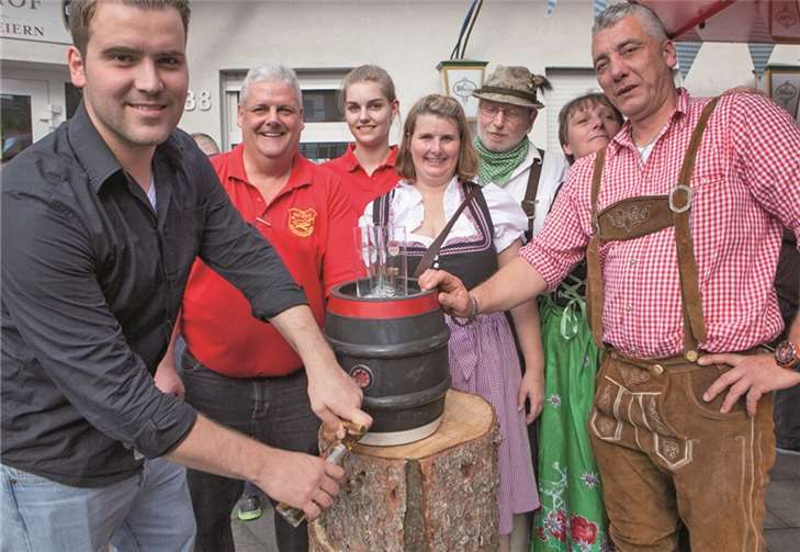 Vizebürgermeister Christian Stock (l.) eröffnete mit dem Fassanstich die diesjährige Kirmes in Niederbachem, tatkräftig unterstützt vom Vorstand der Karnevalsgesellschaft Rot-Gold Niederbachem um den Vorsitzenden Marco Janitzki, Geschäftsführerin Jacqueline Janitzki und dem zweiten Vorsitzenden Roman Waldow. Jost