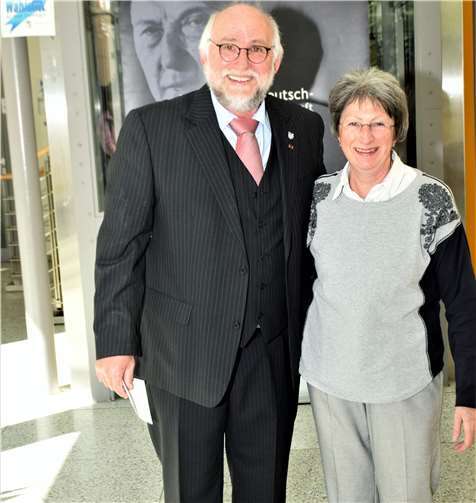 Vizebürgermeister Kalle Kerstholt gratuliert Schmitt-Wojcik zum Jubiläum.