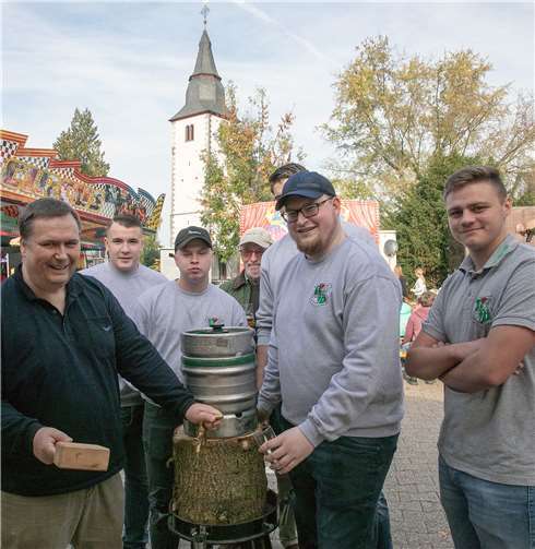 Vizebürgermeister Oliver Henkel und Junggesellen-PräsidentTorben Latz eröffneten die Villiper Kirmes mit dem Fassanstich. Fotos: JOST