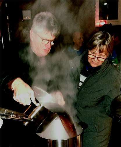 Vizebürgermeisterin Hanne Kirleis und Ortsvorsteher Hermann Menth beim Ausschenken.