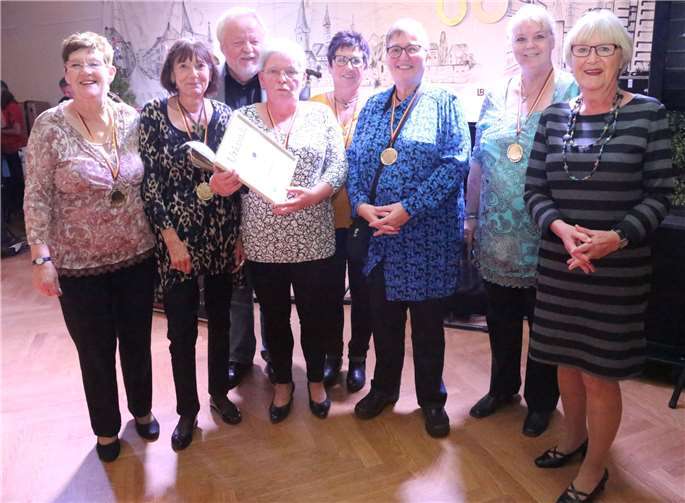 Vizebürgermeisterin Heidi Wiens gratulierte den „Flotten Motten“ zum Sieg bei de Damenmannschaften.Fotos: StF