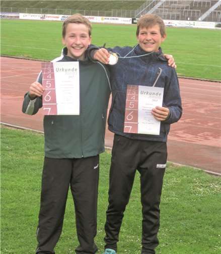 Vizekreismeister Jan Schneider und Kreismeister Hannes Fahl. Fabian Meyer musste auf die Siegerehrung leider wegen dringender Termine verzichten.privat