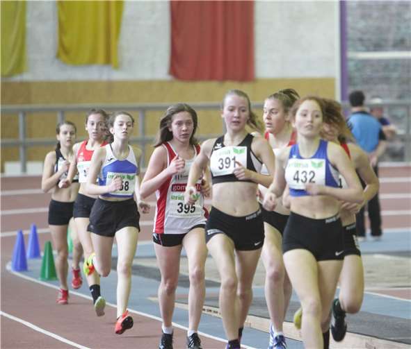 Vizemeisterin im 1500 m Lauf Anna-Klara Klöckner (391) setzt zum Überholen an; Marie Schmitt (li.) mit ordentlichem Debüt.D. Steup