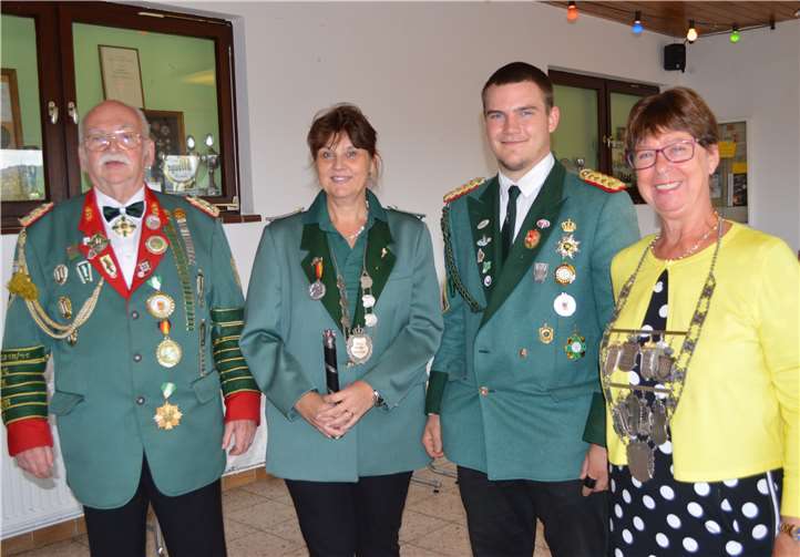 Vizepräsident Hauke Ottersbach (2. v. r.) ehrte (v. l.) Altkönig Martin Schlimpen, Schützenkönigin Heidi Retzlaff-Mohr und Bürgerkönigin Angela Linden-Berresheim. Fotos: AB