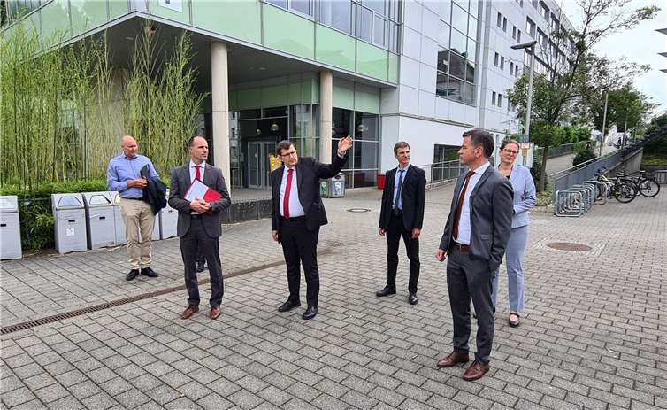 Vizepräsident Prof. Dr. Stefan Wehner (Mitte) sowie Vertreter der Campusleitung führen Wissenschaftsminister Clemens Hoch (2.v.li.) über den Campus der künftig selbstständigen Universität in Koblenz. Foto: Dennis Maxeiner