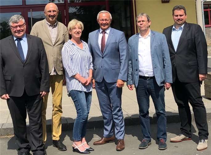 V.l.: 1. Kreisbeigeordneter Michael Mahlert, Konrektor Uwe Groß, pädagogische Koordinatorin Stefanie Klör, Landrat Achim Hallerbach, Schulleiter Berthold Becker und Bürgermeister Michael Christ.privat
