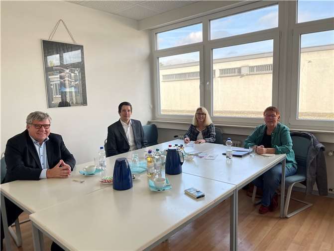 V.l.: 1. Kreisbeigeordneter Michael Mahlert, Stefan Henzel, stellvertretender Leiter Abteilung Soziales, Klaudia Krämer und Kriemhild Seegers, beide Geschäftsführerinnen Jugendberatungszentrum Neuwied.Foto: privat