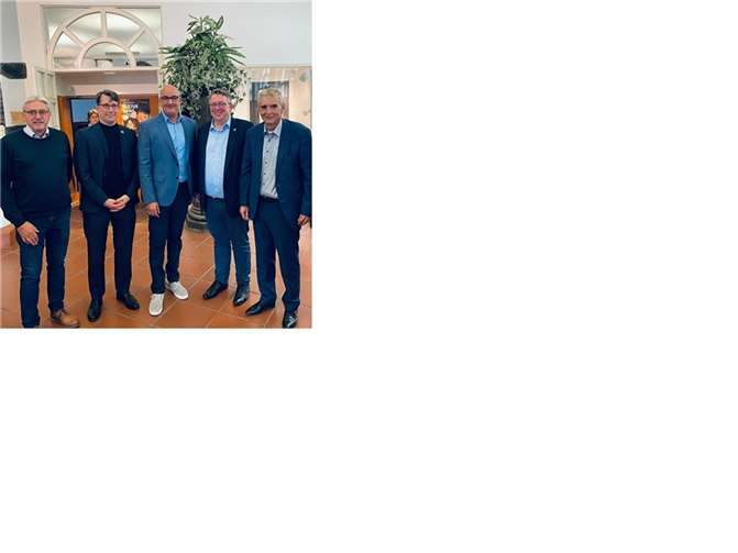 V.l.: 2. Beigeordneter Franz-Josef Wagner (SPD), Staatssekretär Michael Hauer, Fotograf Feisel Grombali, Staatssekretär David Profit, Bürgermeister Claus Peitz. Foto: privat