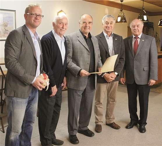 V.l.: 2. Vorsitzender Marcus Bauer, Ehrenvorsitzender, Jubilar Werner Bretz (60 Jahre Vereinszugehörigkeit), Jubilar Bernd Kölsch (50 Jahre Vereinstreue) und 1. Vorsitzender Herbert Nikenig bei der Jahreshauptversammlung im Vereinslokal.privat