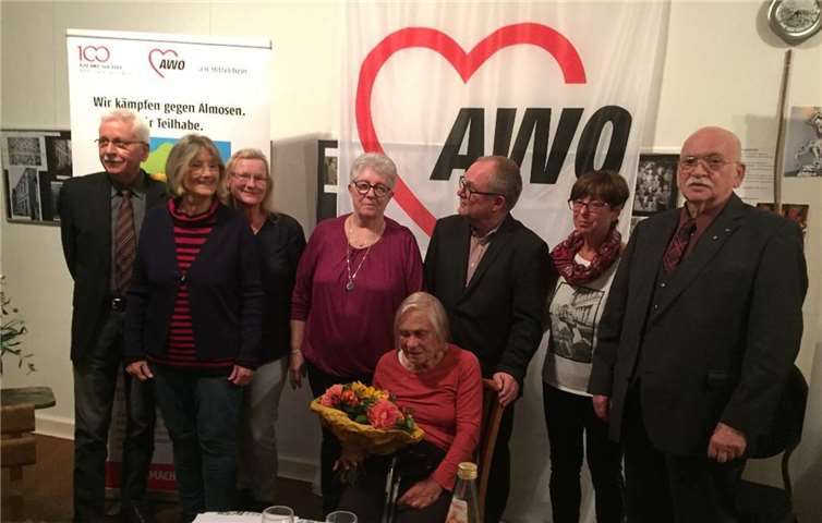 (V.l.): AWO-Kreisvorsitzender Lorenz Denn, Renate Cichutek, Regina Löw, Johanna Schlimpen, Andreas Johnsen, Angela Linden-Berresheim, Martin Schlimpen und (sitzend) Ingeborg Strowitzki. Foto: AWO Oberwinter