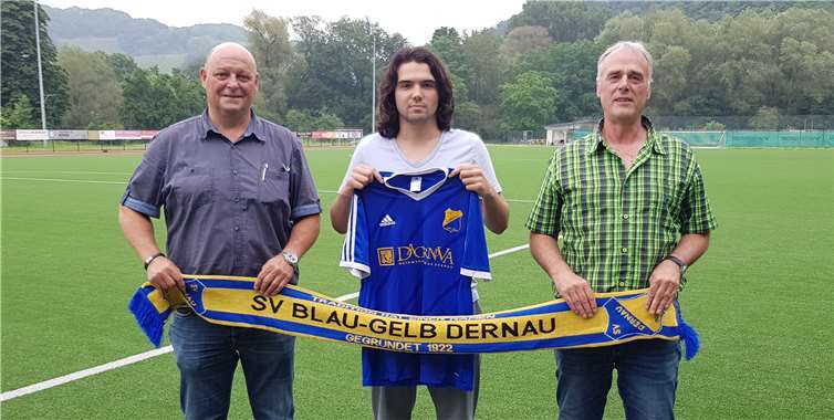 (V.l.) Abteilungsleiter Christian Müller, Jordan Schmitt, Geschäftsführer Peter Schäfer.privat