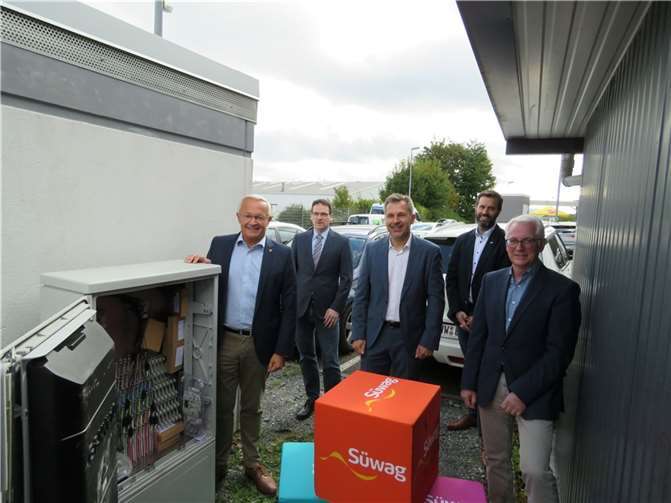 (V.l.): Achim Hallerbach (Landrat Landkreis Neuwied), Harald Schmillen (Geschäftsführer Wirtschaftsförderung Landkreis Neuwied), Bernd Gowitzke (Geschäftsführer KTK), Christian Weber (Kommunalmanager der Syna GmbH), Volker Mendel (Bürgermeister der Verbandsgemeinde Puderbach).Foto: Syna GmbH