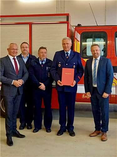 V.l. Achim Hallerbach (Landrat), Uwe Kleinmann (stellv. Wehrleitung), Thorsten Wagner (Wehrführer), Josef Buhr und Hans-Werner Breithausen (Verbandsbürgermeister). Foto: Marlon Wagner