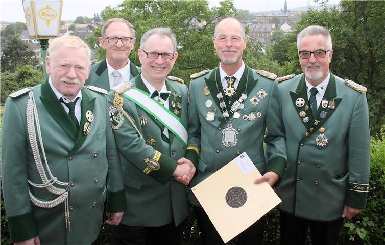V.l.: Adjutant Wolfgang Schmickler, Bezirksschießmeister Johann Kappl, Bundesmeister Sigi Belz, Bezirkskönig (sportl.) Frank Weiler und stellvertretender Bezirksschießmeister Helmut Ockenfels.Foto: privat