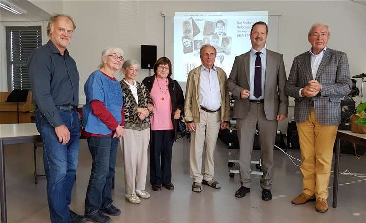 (V.l.:) Albert Krobbach (1. Konrektor der RS plus Mendig), Dr. Marion Retterath (Buchprojekt „Wir waren gerade mal 15 Jahre alt“), Henriette Kretz (Zeitzeugin), Ursula und Udo Winkler (Haus Israel), Christian Waters (Schulleiter der RS plus Mendig), Gernot Mittler (Buchprojekt „Wir waren gerade mal 15 Jahre alt)