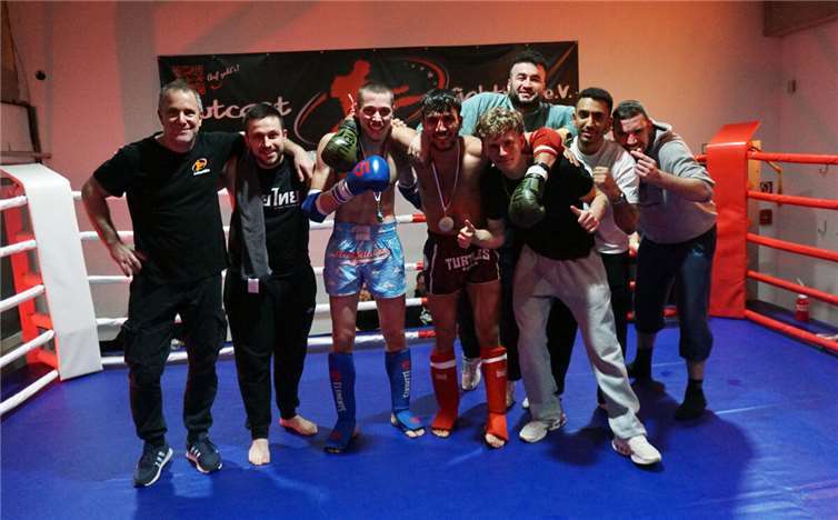 Muay Thai-Gala bei „Outcast Fighting“ V.l.: Alex Herz, Marco Mosdzien, Darin Ersoy und das Team Turtles Bonn. Fotos: Outcast Fighting e.V.