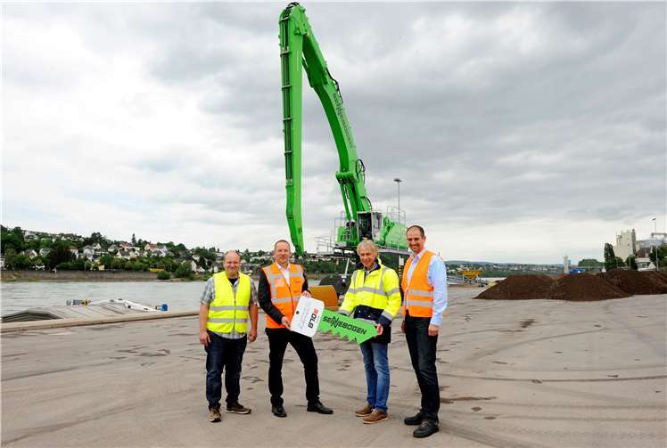 V.l.: Alexander Nink (Werkstattleiter der Firma Jungbluth Baumaschinen GmbH), Jan Deuster (technischer Geschäftsführer der Stadtwerke Andernach GmbH), Axel Schwiemann (Prokurist und Verkaufsleiter der Firma Jungbluth Baumaschinen GmbH) und Jens Lauermann (Hafenbetriebsleiter der Stadtwerke Andernach GmbH) bei der symbolischen Schlüsselübergabe des neuen Verladebaggers im Rheinhafen Andernach. Meta Welling