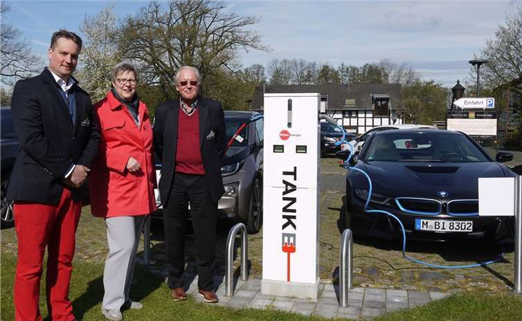 V.l. Alexander Thelen, Petra Kalkbrenner und Heinz Thelen an der neuen Ladestation für Elektroautos bei Schloss Miel.Privat