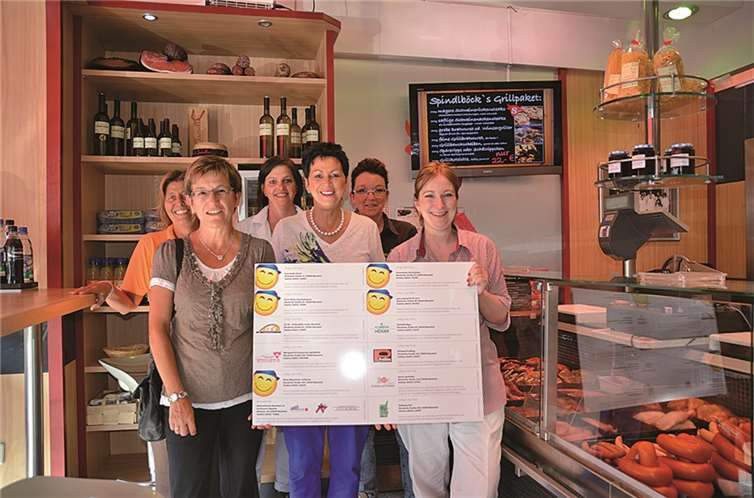 V.l. Alexandra Färber, Bäckerei Preißing, Gabi Engelhart, Gewinnerin, Dr. Gudrun Krebs, Rosen-Apotheke, Ute Kutscher, Frisör-Salon Kutscher, Tanja Böhm, Floristik Höger und Tanja Spindlböck-Linn von der Metzgerei Spindlböck.privat