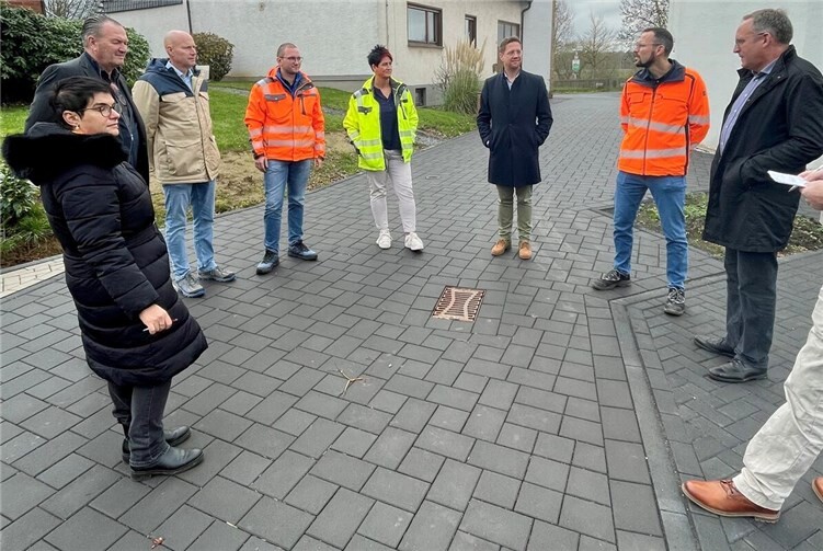 V.l.: Alina Ahrens (enewa), Holger Weber, Lutz Ebert, Joshua Dickmeis (Bauamt Gemeinde Wachtberg), Jeannette Herrmann (Beigeordnete Gemeinde Wachtberg), BM Swen Christian, Henry Horn, Tobias Teichner.Foto: Gemeinde Wachtberg