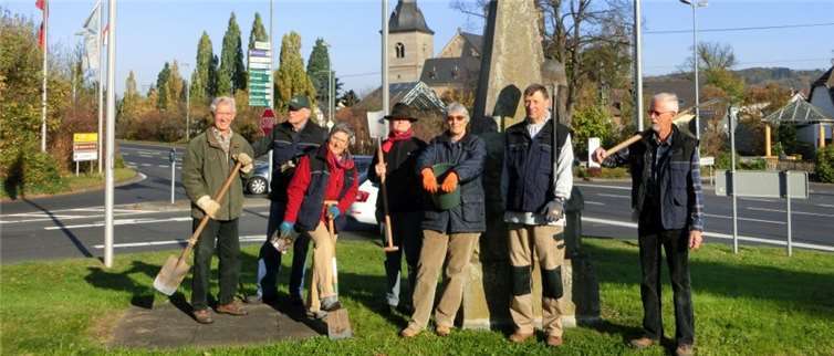 (V.l.) Alwin Krause, Heinz Langen, Margot Lembke, Ria Schaaij, Elke Dahl, Rolf Lembke, Wolfgang Dahl.Bernhard Exner