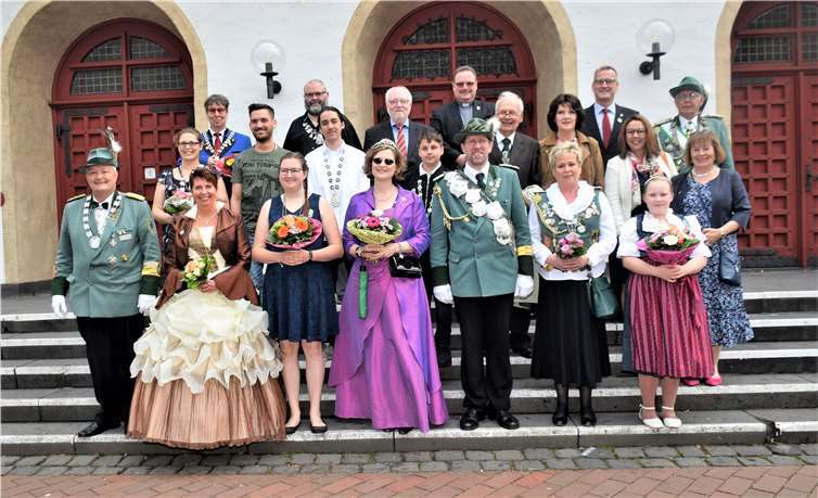 V.l.: An der St. Martinskirche nahmen die Majestäten mit Pfarrer Berhard Dobelke und Ratsmitgliedern Aufstellung.Fotos: EICH