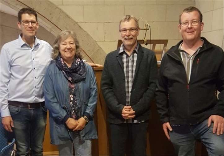 (V.l.:) Andre Müller (Volksbank RheinAhrEifel eG), KGR-Mitglied Monika Bühler, Chorleiter/Organist Claus Heuft , Michael Rothbrust (Vorsitzender Kirchengemeinderat). Foto: privat