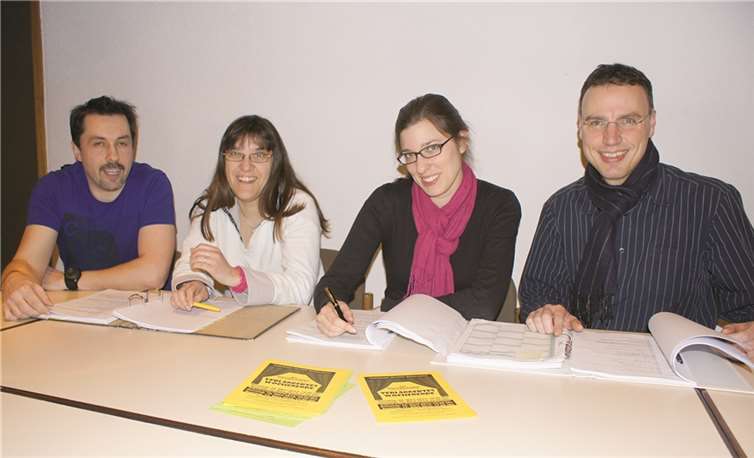 (V.l.) André Ternes, Claudia Palm, Anna Löhr und Torsten Mallmann stehen beim „Verlängerten Wochenende“ zwar nicht auf der Bühne, leisten aber für den Erfolg des Stückes wichtige Arbeit.  Privat