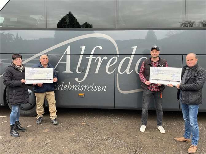 V.l.: Andrea Kürsten, Geschäftsleitung Alfredo’s Erlebnisreisen, Ewald Neiß, Ortsbürgermeister Insul, Jürgen Hoffmann, Projektleiter AHRche e.V. und Jürgen Kürsten, Geschäftsleitung Alfredo´s Erlebnisreisen. Foto: privat