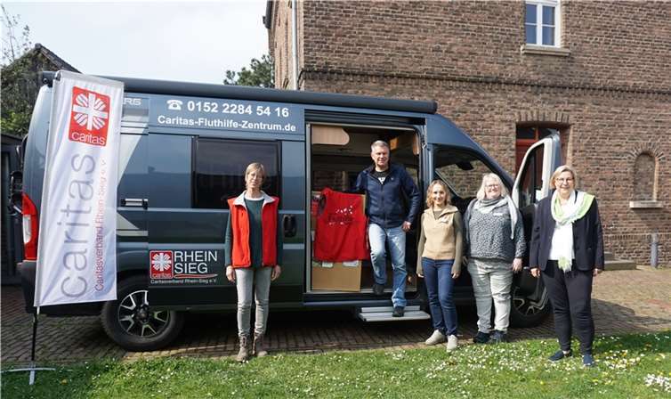 V.l. Andrea Lenden, Andreas Bedding, Alis Wagner und Alexandra Mahlkemper vom Caritas-Fluthilfe-Zentrum mit Bürgermeisterin Petra Kalkbrenner, die sich vor Ort über die Angebote für Flut-Betroffene informierte. Foto: Caritas-Fluthilfe-Zentrum