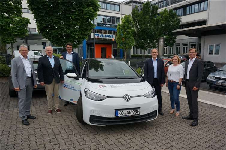 V.l.: Andreas Harner, Vorstandssprecher der VR Bank Rhein-Mosel eG, Herr Wiemer, 1. Beigeordneter der Stadt Bendorf, Christian Kehr, Bereichsleiter Regionalmarkt Rhein der VR Bank Rhein-Mosel eG, Herr Zels, Vorstand des AWO Bezirksverbands Rheinland e.V. und Frau Hehn, Einrichtungsleiterin des AWO Seniorenzentrums Vierwindenhöhe, Michael C. Kuch, Vorstandsmitglied der VR Bank Rhein-Mosel eG. Quelle: VR Bank