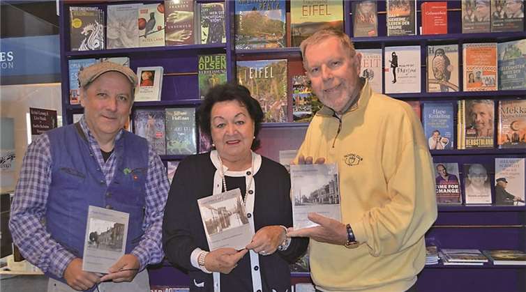 V.l.: Andreas Hauffe, Hildegard Funk und Willy Weis präsentieren die „Kripper Schriftenreihe“. AB