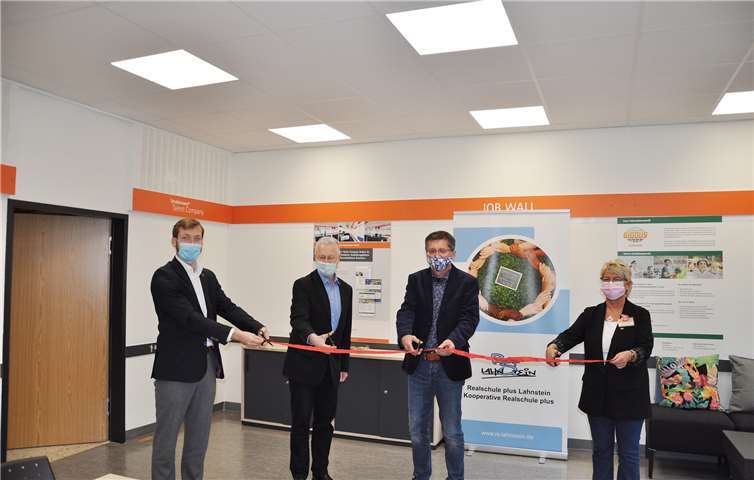 V.l. Andreas Hofer, Frank Puchtler (Landrat), Elmar Gehendges (BO-Koordinator und stellv. Schulleiter) und Claudia Schweikart (Globus-Botschafterin).Fotos: privat