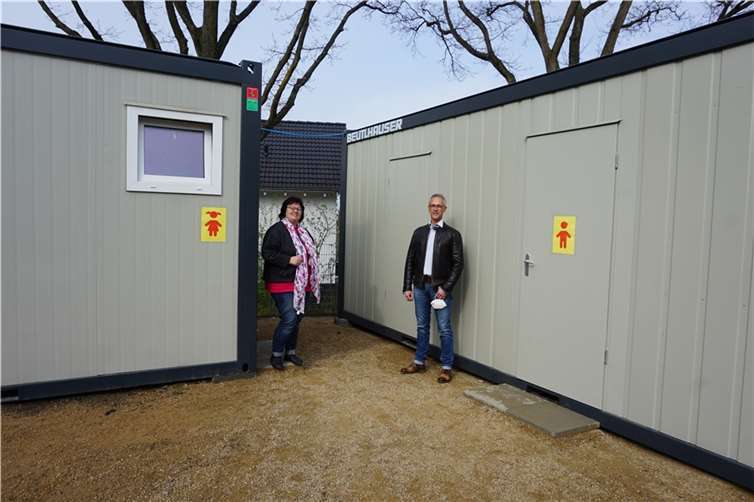 V.l. Angela Peters und Udo Müllenborn vom Gebäudemanagement der Gemeinde Swisttal vor den Sanitärcontainern. Foto: Gemeinde Swisttal