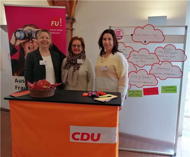 V.l.: Anja Langenbahn, Ursula Eisl und Ulrike Schmitz tauschen sich mit Besuchern über Themen zum Weltfrauentag aus. Foto: privat