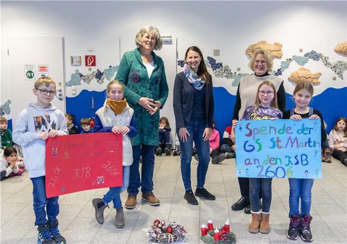 V.l.: Anjo Närdemann, Rektorin, Klara Knieps, Vorstand Kinderschutzbund Ahrweiler und Helena Schäuble, Projekt Schülerzeitung. Foto: privat