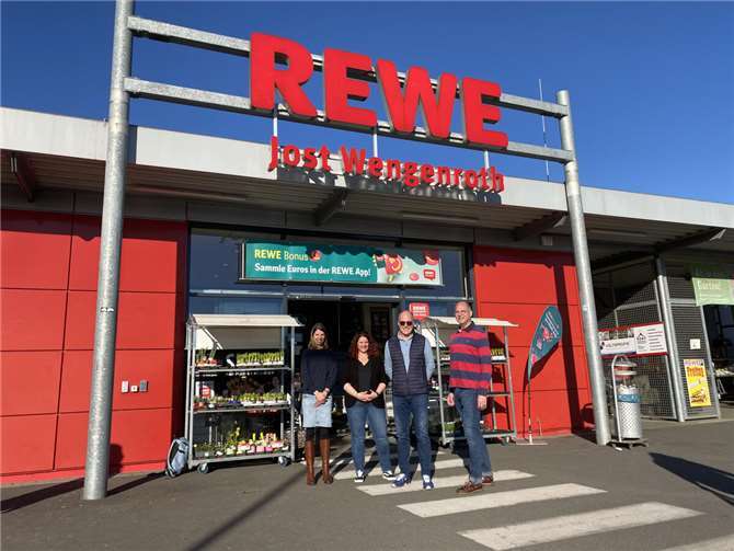 V.l.: Anna Andries (Schatzmeisterin), Simone Mecklenbeck (KiTa-Leitung), Jost Wegenroth (Filialleiter) und Markus Friderichs (1. Vorsitzender). Foto: privat