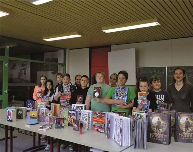 V.l.: Anna, Betty, Philipp, Max, Leonie, Soulayman, Tobias, Laura, Niklas, Kevin, Philip und Frau Berndt-Kroese nahmen eine Vielzahl von Büchern unter die Lupe.privat