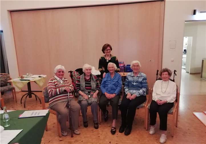V.l. Anna Lamberz (92), Hildegard Maas (91), das Geburtstagskind Elsbeth Pfeifer (95), Margarete Hardenberg (97) und Maria Reese (92) mit der Leiterin des Seniorentreffs Ursula Althausen (hinten).Foto: privat