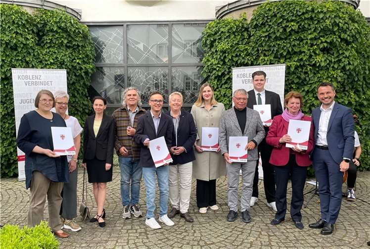 V.l. Annette Hartung, Nina Kerner, Nataliia Kupaieva, Manfred Beuth (Soziales Netzwerk Koblenz e.V. ), Gianni Vomberg, Ulrike Mohrs, Olga Lukyanova, Peter Bäsch, Dominik Schmidt, Antonie Heider und OB David Langner.  Foto:Stadt Koblenz/Susan Krause