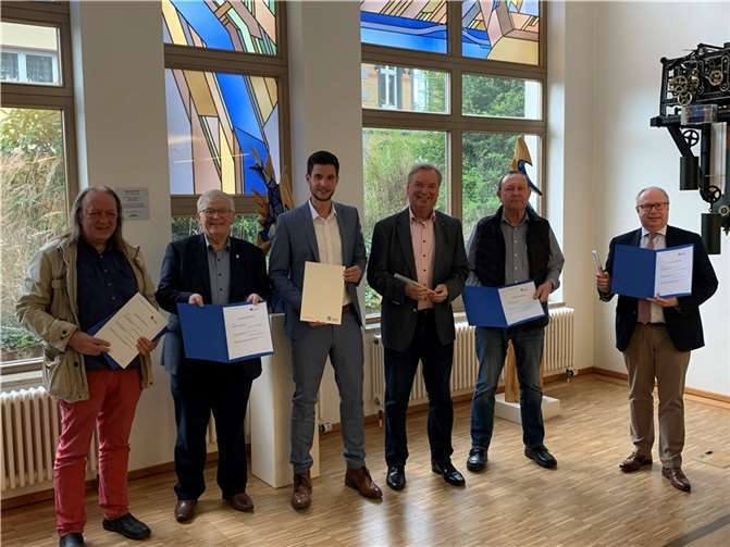 V.l.: Ansgar Federhen (1. Beigeordneter der Ortsgemeinde Rheinbreitbach), Gerhard Hausen (Stadtbürgermeister der Stadt Unkel), Yannic Sick (Manager kommunale Kooperation Deutsche Glasfaser), Karsten Fehr (Bürgermeister der Verbandsgemeinde Unkel), Günter Hirzmann (Ortsbürgermeister der Ortsgemeinde Erpel), Markus Fischer (Ortsbürgermeister der Ortsgemeinde Bruchhausen).  Foto: privat