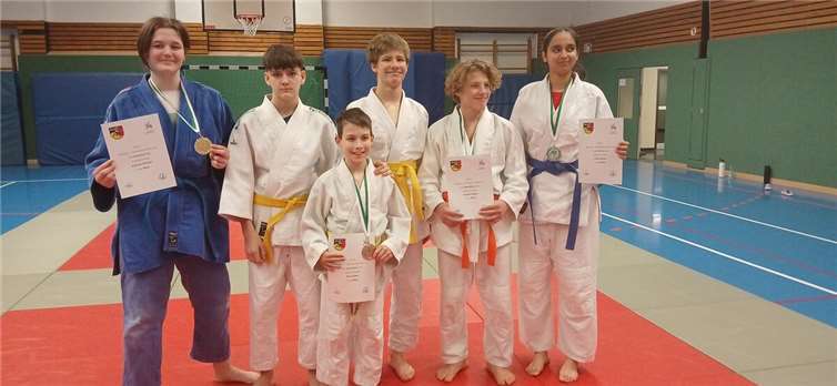 Fünf Qualifikationen für Südwestdeutsche Meisterschaft  V.l.: Antonia Gärtner, Felix Assenmacher, Jan Gröber, Lev Onopriyenko, Franek Galant, Clara Hanna. Foto: privat