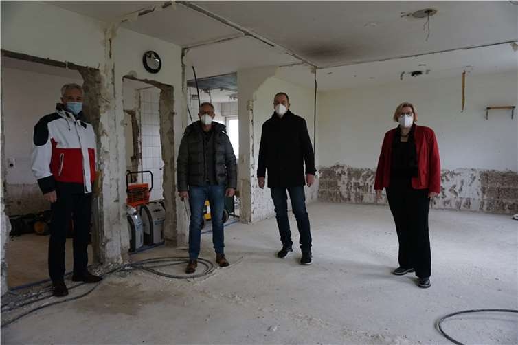 V.l. Architekt Tobias Kriele, Fachgebietsleiter Udo Müllenborn und Fachbereichsleiter Jürgen Funke des Fachbereichs Gemeindeentwicklung und Bürgermeisterin Petra Kalkbrenner im Erdgeschoss des früheren Übergangswohnheims, Rathausstraße 130. Foto: Gemeinde Wachtberg