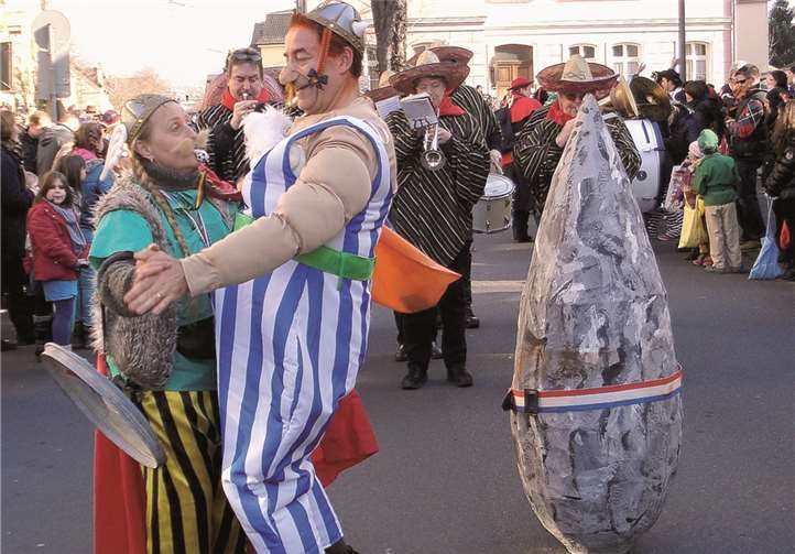 V.l. Asterix tanzt mit Obelix in Rigomagus. privat
