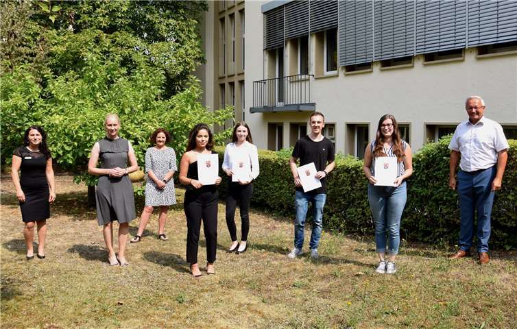 V.l.: Ausbildungsleiterin Nesrin Uslu, Büroleiterin Diana Wonka, Personalratsvorsitzende Birgit Eisenhuth, Cansu Kalayci und Jasmina Faßbender (beide Verwaltungsfachangestellte), Fachinformatiker für Systemintegration Jonas Knopp, Juliane Hauschild (Kauffrau für Büromanagement) nach der Übergabe der Zeugnisse.Foto: Kreisverwaltung