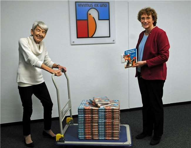 V.l.: Autorin Irmgard Weth und Direktorin Pfarrerin Annegret Puttkammer bringen die Kinderbibeln auf den Weg ins hrtal. Foto: Andrea Leuker, Erziehungsverein