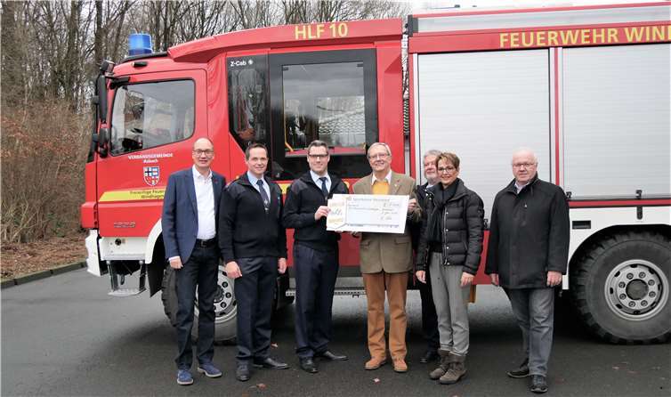 V.l.: Axel Schülzchen (LC Rhein-Wied), Markus Höller (Wehrführer Freiwillige Feuerwehr Windhagen), Tim Wessel (Vorsitzender des Fördervereins der Freiwilligen Feuerwehr), Klaus Tang (Präsident LC Rhein-Wied), Wolfgang Steinebach (Freiw. Feuerwehr Windhagen), Bärbel Schülzchen (LC Rhein-Wied) sowie Hellmuth Buhr (Fördervereinsvorsitzender des LC Rhein-Wied).privat